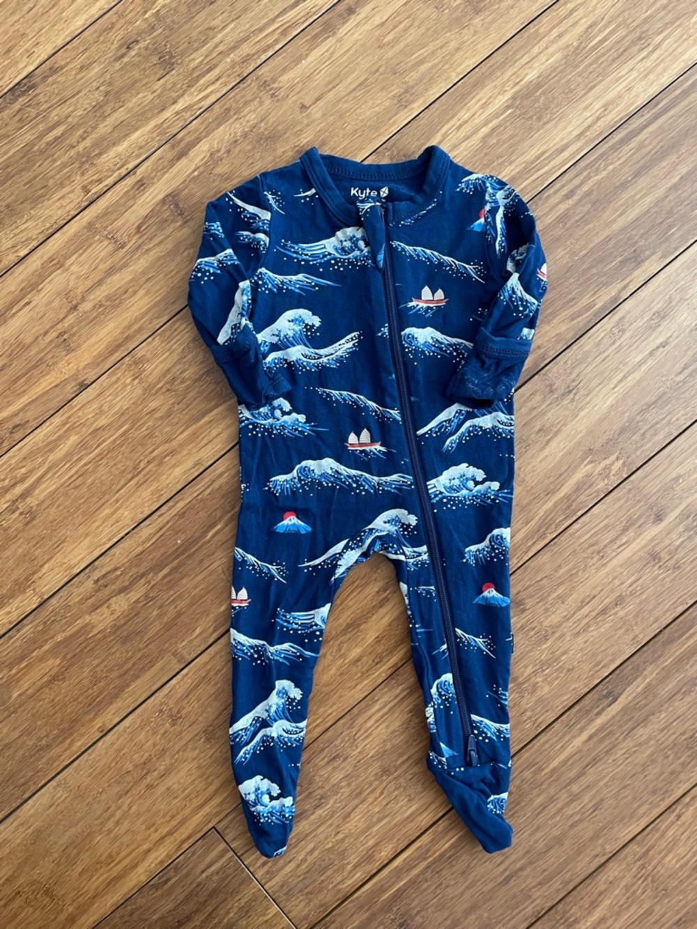 Kyte Baby Navy Wave-Print Footed Bamboo One-Piece Sleeper